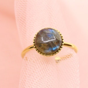 Labradorite ring / Women&#39;s gold ring with round labradorite stone / Adjustable ring / Justine: adjustable gray stone ring / women&#39;s gift