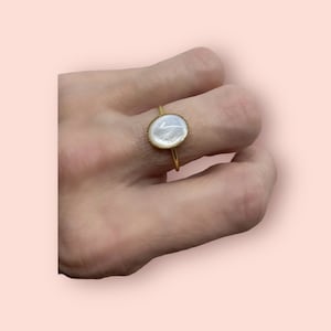 Thin gold-plated ring with oval mother-of-pearl stone / stone ring / women&#39;s natural mother-of-pearl ring / adjustable gold ring