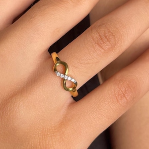 Twist Moissanite Ring Band, Class Style Women&#39;s Ring, Moissanite Wedding Ring Band, Minimalist Simulated Diamond Stacking Ring Infinity Ring