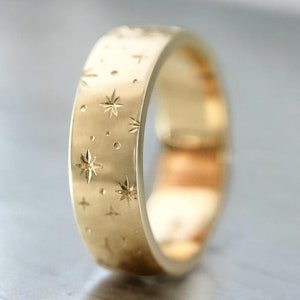 Anillo de ópalo con estrella grabada: banda de oro celestial, plata de ley