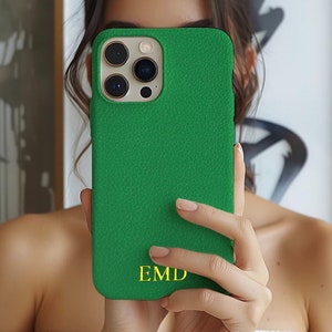 Custodia in pelle martellata personalizzata per iPhone 16/16 Pro/16 Pro Max con nome, custodia in rilievo personalizzata per iPhone 15/14/13/12/11 con lettere monogramma