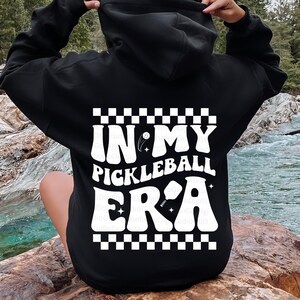 私のピックルボールママ時代 SVG、レトロなピックルボールママ SVG、ピックルボールママ昇華、ピックルボールママシャツデザイン、ピックルボールママクリップアート PNG
