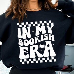 En mi era literaria SVG, Era literaria PNG, Amante de los libros de moda Svg, Nerd de libros retro Svg, Svg de ratón de biblioteca a cuadros, Sublimación de amor por los libros, Libro Png