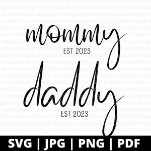 Mommy Est 2023 Daddy Est 2023 Svg, Mommy and Daddy 2023 Svg Png e arquivos cortados, New Mommy Svg, New Daddy Svg, Pregnancy Reveal Svg