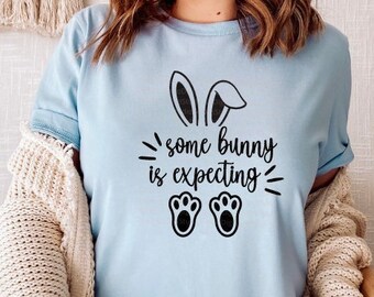 Arquivos SVG e PNG para Cricut com a frase "Algum coelhinho está esperando um bebê", incluindo imagens de gravidez, anúncios de gravidez e temas de Páscoa.