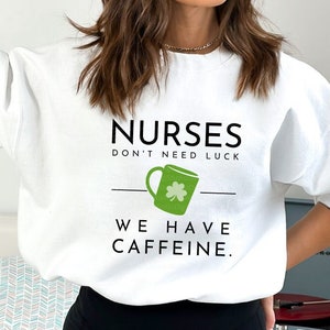 Las enfermeras no necesitan suerte. Tenemos cafeína, SVG, PNG y archivos de corte para Cricut. Enfermera del Día de San Patricio, SVG, camiseta de enfermera del Día de San Patricio.