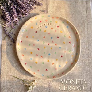 Piatto in ceramica artigianale con scritta "Felicità": Cuore Arcobaleno, decorazione per la cucina.
