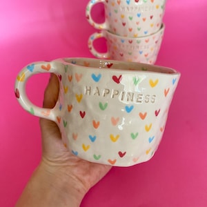 Caneca de cerâmica caprichosa feita à mão com corações coloridos, caneca fofa de cerâmica multicolorida pintada à mão