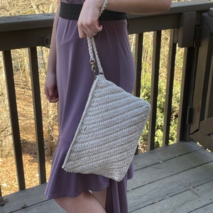 Patrón de crochet tipo clutch con chevron en diagonal y tutoriales en vídeo