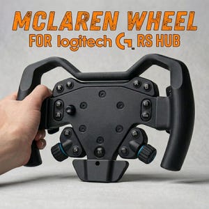 Könnte beinhalten: Schwarzes McLaren-Lenkrad für Logitech G RS HUB. Das Lenkrad hat mehrere Knöpfe, Drehregler und eine zentrale Nabe. Der Text "MCLAREN WHEEL FOR logitech G RS HUB" ist oben im Bild orange dargestellt.