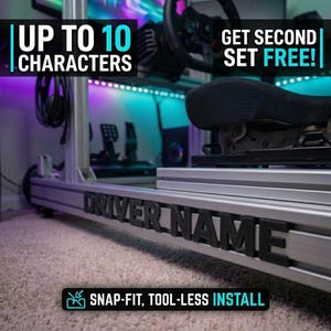 Può includere: Un simulatore di corse color argento con un sedile nero e un volante. Il testo "DRIVER NAME" è visualizzato sulla parte anteriore. L'immagine include anche il testo "UP TO 10 CHARACTERS", "GET SECOND SET FREE!" e "SNAP-FIT, TOOL-LESS INSTALL".
