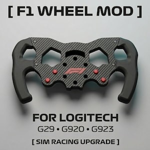 Könnte beinhalten: Ein F1-Lenkrad-Mod für Logitech G29, G920 und G923 Sim-Racing. Das Lenkrad hat eine Mittelplatte aus Kohlefaser mit roten Knöpfen und dem F1-Logo. Die Griffe sind schwarz und ergonomisch geformt.