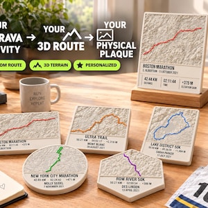 Könnte beinhalten: Eine Sammlung von individuellen 3D-Geländeplatten, die verschiedene Marathon- und Trail-Routen zeigen. Jede cremefarbene Platte verfügt über eine erhabene topografische Karte mit farbiger Routenlinie, Athletennamen, Datum, Distanz, Zeit und Höhenmetern.
