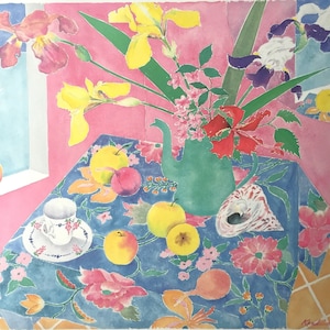 Könnte beinhalten: Ein Aquarellbild eines Stilllebens mit einer blauen Tischdecke mit Blumenmustern, einer grünen Teekanne, einer Muschel, einer Tasse und einem Unterteller sowie Früchten wie Äpfeln und Orangen. Der Hintergrund ist eine rosa Wand mit einem Fenster und einem Strauß gelber und violetter Blumen.