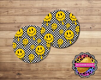 Puede incluir: Dos pegatinas redondas de cuadros negros y blancos con caras sonrientes amarillas que gotean. Las pegatinas tienen una estética retro de los 90.
