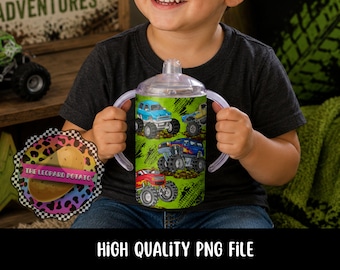 Può includere: Una tazza per bambini trasparente con uno sfondo verde con illustrazioni di monster truck blu, gialli e rossi. La tazza ha due manici trasparenti e un coperchio trasparente. Il testo "HIGH QUALITY PNG FILE" è in basso.