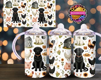 Puede incluir: Dos vasos de plástico transparente con asas y tapas, con un fondo blanco con un patrón repetido de perros negros, pollos blancos, cerdos rosas, gallos rojos, girasoles y granjas. Los vasos son perfectos para el uso diario.