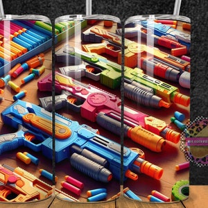 Puede incluir: Un conjunto de tres pistolas de juguete de colores con detalles en naranja, azul, verde y rojo. Las pistolas están sobre una superficie de madera con dardos naranjas y amarillos esparcidos a su alrededor. El fondo es un patrón de cuadros blanco y negro con una pegatina de estampado de leopardo que dice "We Leoparded Potato".