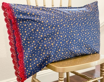 Taie d'oreiller étoile rouge marine du 4 juillet avec bordures au crochet faites main ; Fermeture européenne rouge avec bordure en tricot au crochet biologique. Taie d'oreiller au crochet