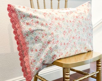 Handmade crochet trim floral pillowcase, white daisy flower fabric with coral pink crocheted edge. Pretty vintage look pillow case sham