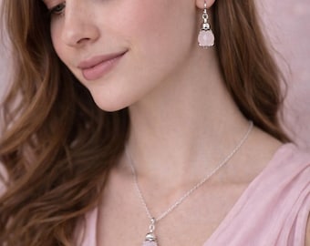 Set regalo di gioielli in quarzo rosa: orecchini e collana con pendente, pietra naturale, set coordinato elegante e femminile.