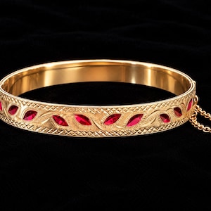 Vintage armband uit de jaren 70, 50 micron 9 karaat gerold goud, scharnierend, met rode accenten – Birmingham
