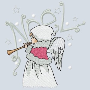 Op de afbeelding: Een witte engel met een roze lijfje en zilveren vleugels speelt een zilveren fluit. Het woord "Noël" is in zilveren schrift achter de engel geschreven.