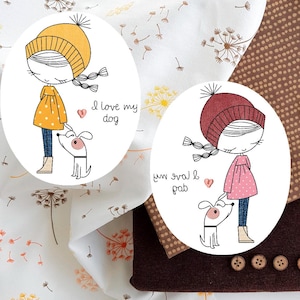 Puede incluir: Dos parches bordados con un diseño de niña y perro de dibujos animados. Un parche presenta a una niña con sombrero y vestido amarillos con el texto "I love my dog". El otro parche muestra a una niña con sombrero rojo y vestido rosa.