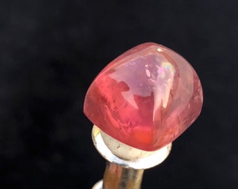 Cabochon di tormalina rosa naturale da 12 carati // pezzo singolo // dimensioni: 12 mm x 11,3 mm x 9,5 mm// proveniente dall'Afghanistan