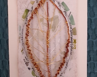 Ein einzelnes Drahtblatt. Kupfer Gold Silber mit Grün Tönen und Weiß Kunstwerk.