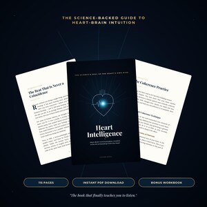Peut inclure: Un livre numérique intitulé Heart Intelligence avec une couverture sombre ornée d'une icône de cœur blanche et de rayons lumineux. Deux pages ouvertes présentent du texte dont The Beat That Is Never a Coincidence et The Coherence Practice.