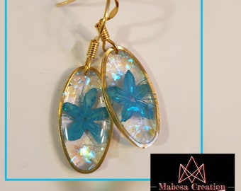 Boucles d'oreilles en résine époxy et fleurs séchées bleues,  bijou pour femme faits à la main.