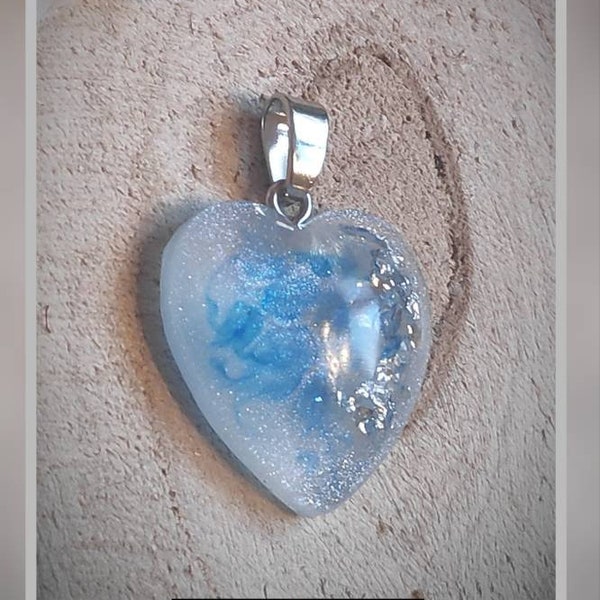 Collier, pendentif coeur bleu et blanc avec des copeaux argent, cadeau idéal pour une femme, fait main