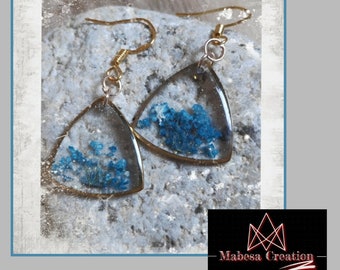 Earrings in epoxy resin and blue dried flowers, triangular, stainless steel hooks, jewelry for women