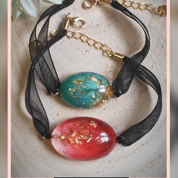 Bracelets in oval epoxy resin, one green and gold, the other red and gold, jewel woman, gift idea