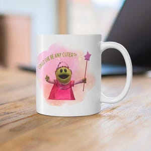 Nanalan Tasse - Wer ist dieses wundervolle Mädchen? Könnte sie noch niedlicher sein? - Lustige Tasse - Geschenke für Sie - Geschenke für Ihn - Freundin TikTok - 11 Unzen Tasse