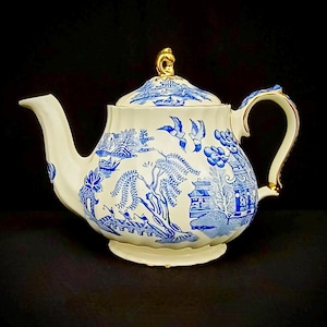 Sadler Blue Willow Pattern Individual Teapot, Vintage English Blue and White China, Rare, Very Good Condition