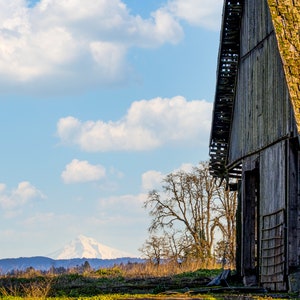 No. W10: Note card, barn, Mt. Hood, North Plains, Washington County Oregon, blank inside,  envelope.