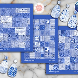 Op de afbeelding: Blauw en wit patroon kleigereedschap en bijpassende oorbellen. De gereedschappen hebben verschillende geometrische ontwerpen, waaronder lijnen, stippen en vierkanten. De oorbellen hebben een vergelijkbaar patroon. De tekst "Goto Clay Tools" en "SS#1200, SS#1201, SS#1202" is zichtbaar.