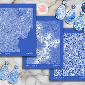 Könnte beinhalten: Eine Sammlung blauer und weißer Tonwerkzeuge und Ohrringe. Die Werkzeuge weisen abstrakte weiße Linien- und Punktmuster auf blauem Hintergrund auf. Die Ohrringe haben passende Designs. Der Text "Goto Clay Tools" und Produktnummern sind sichtbar.