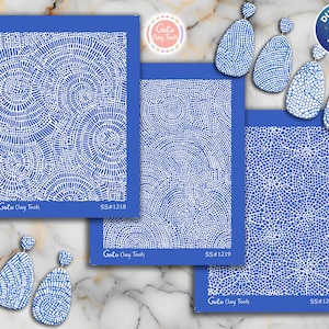 Op de afbeelding: Blauwe en witte kleigereedschappen en oorbellen. De gereedschappen hebben een blauwe achtergrond met witte patronen. De oorbellen zijn druppelvormig met bijpassende patronen. De tekst "Goto Clay Tools" en "SS#1218", "SS#1219" en "SS#1220" zijn zichtbaar.