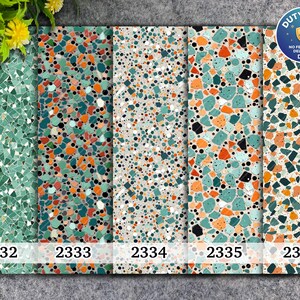 Può includere: Cinque pannelli verticali che mostrano motivi in terrazzo con vari colori di frammenti di pietra, tra cui verde, arancione, nero e bianco. Ogni pannello è etichettato con i numeri 2332, 2333, 2334, 2335 e 2336 in basso, mostrando combinazioni di colori e texture distinte.