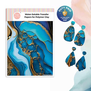 Può includere: Un foglio rettangolare di carta transfer idrosolubile per argilla polimerica con un motivo marmorizzato blu e oro, accompagnato da due paia di orecchini a goccia che mostrano lo stesso design marmorizzato blu e oro sulle superfici.