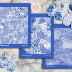 Op de afbeelding: Blauw en wit patroon kleigereedschap en bijpassende oorbellen. De gereedschappen hebben verschillende ontwerpen, waaronder geometrische vormen en organische patronen. De oorbellen hebben een vergelijkbaar ontwerp. De tekst "Goto Clay Tools" en productcodes zijn zichtbaar.