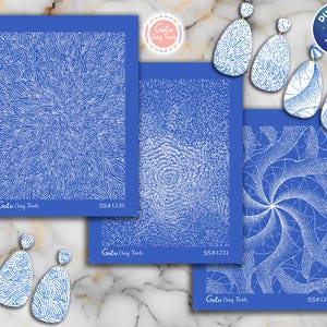 Op de afbeelding: Blauwe kleigereedschappen met witte stippenpatronen en de tekst "Goto Clay Tools" en "SS#1230", "SS#1231" en "SS#1232". Ook witte en blauwe oorbellen met stippenpatronen. Een "Duty Paid"-badge is zichtbaar.