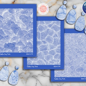 Peut inclure: Outils d'argile bleus et blancs avec divers motifs, notamment des lignes courbes et des textures pointillées. L'image montre également des boucles d'oreilles bleues et blanches assorties. Le texte "Goto Clay Tools" et les numéros de produit sont visibles.