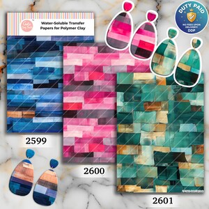 Puede incluir: Tres hojas rectangulares de papel de transferencia soluble en agua para arcilla polimérica con patrones de bloques azules, rosas y verdes, etiquetadas 2599, 2600 y 2601, junto a tres pares de pendientes en forma de lágrima.