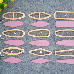 Puede incluir: Nueve cortadores de galletas en tres juegos, etiquetados como Set-1, Set-2 y Set-3. Cada juego tiene tres cortadores, siendo el primer juego una forma de lágrima con un recorte, una forma de lágrima y un rectángulo. El segundo juego tiene una forma de lágrima, un óvalo y un rectángulo. El tercer juego tiene una forma de lágrima con un recorte, una forma de diamante y una forma de lágrima.