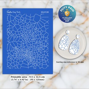 Op de afbeelding: Een blauwe Goto Clay Tools sjabloon met een wit geometrisch patroon, SS#538. Het bedrukbare oppervlak is 9,5 x 12,5 cm. Twee witte en blauwe oorbellen worden op een bord getoond, met een maatreferentie van 38 mm.