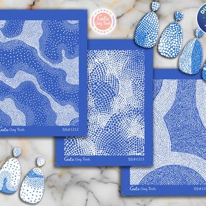 Op de afbeelding: Een verzameling blauwe en witte kleigereedschappen en oorbellen. De gereedschappen hebben verschillende stip- en lijnenpatronen. De oorbellen hebben een druppelvorm met vergelijkbare ontwerpen. De tekst "Goto Clay Tools" en productcodes zijn zichtbaar.